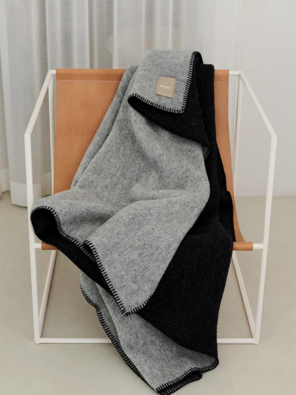 Embrace pledd, Grey 2 Embrace pledd, Grey 2
