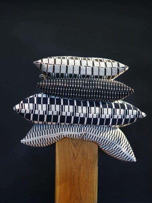 Uma pute dark navy, 50 x 50 cm 2